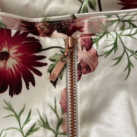 CUE  floral skirt size 12 over the knee worn once original price $259 - Picture 5 of 5